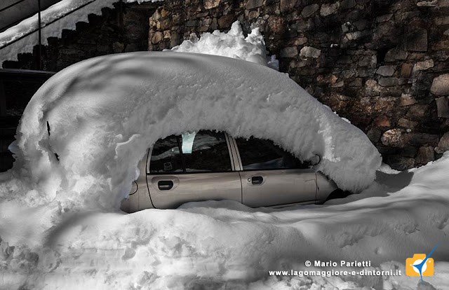 macchina ricoperta da neve in valle Veddasca macchina ricoperta da neve in valle Veddasca