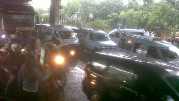 Hujan Sebentar Kacaukan Jalanan Jakarta