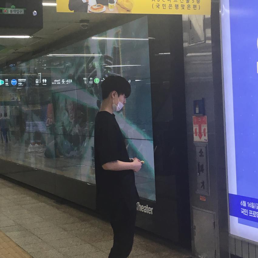 막방 전날 홍대 광고 보러간 유선호 라이관린.jpg | 인스티즈