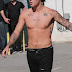 Fotos: Justin Bieber andando de skate sem camisa em Santa Monica