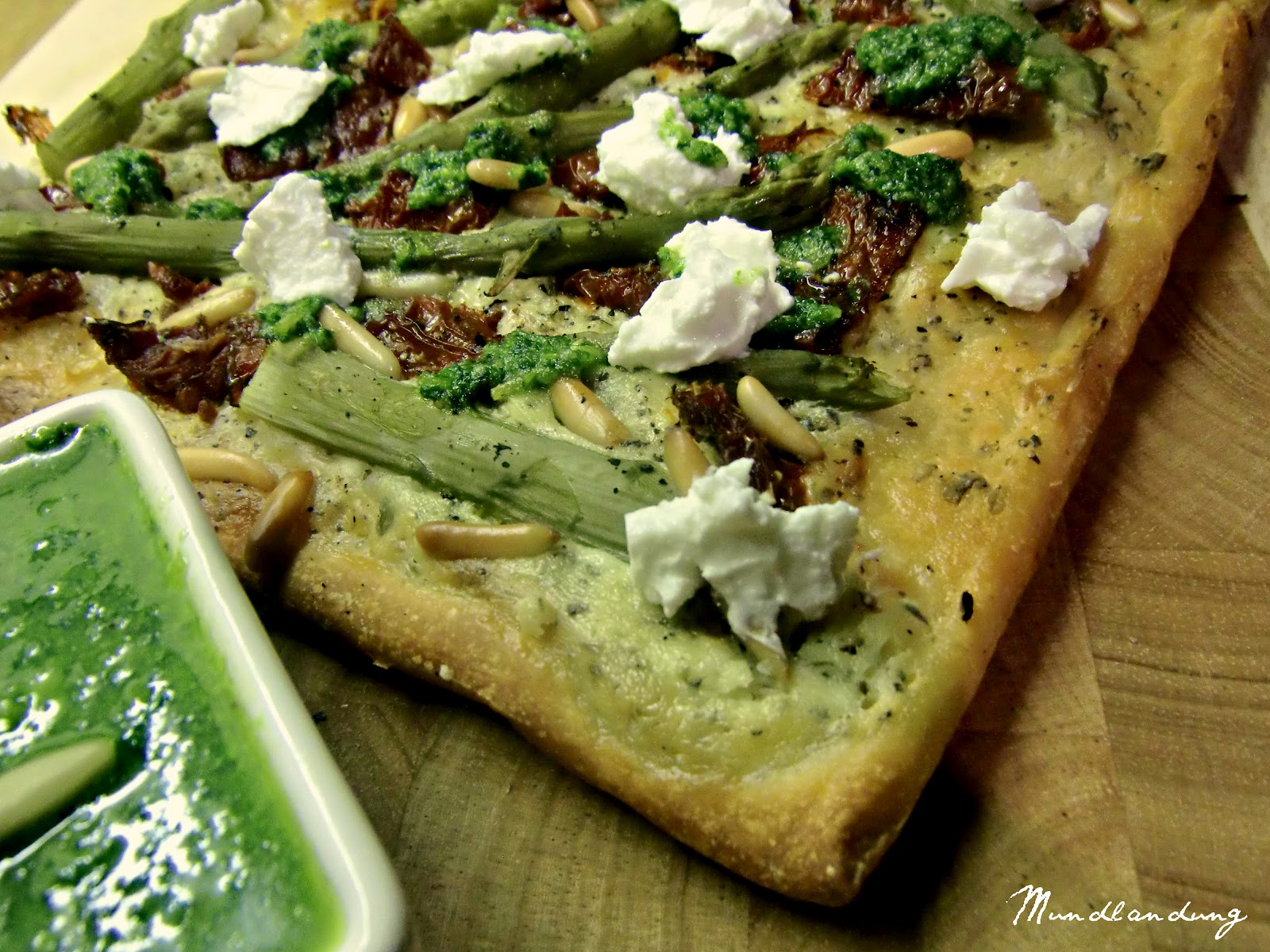 Mundlandung: Pizza mit grünem Spargel und Pesto