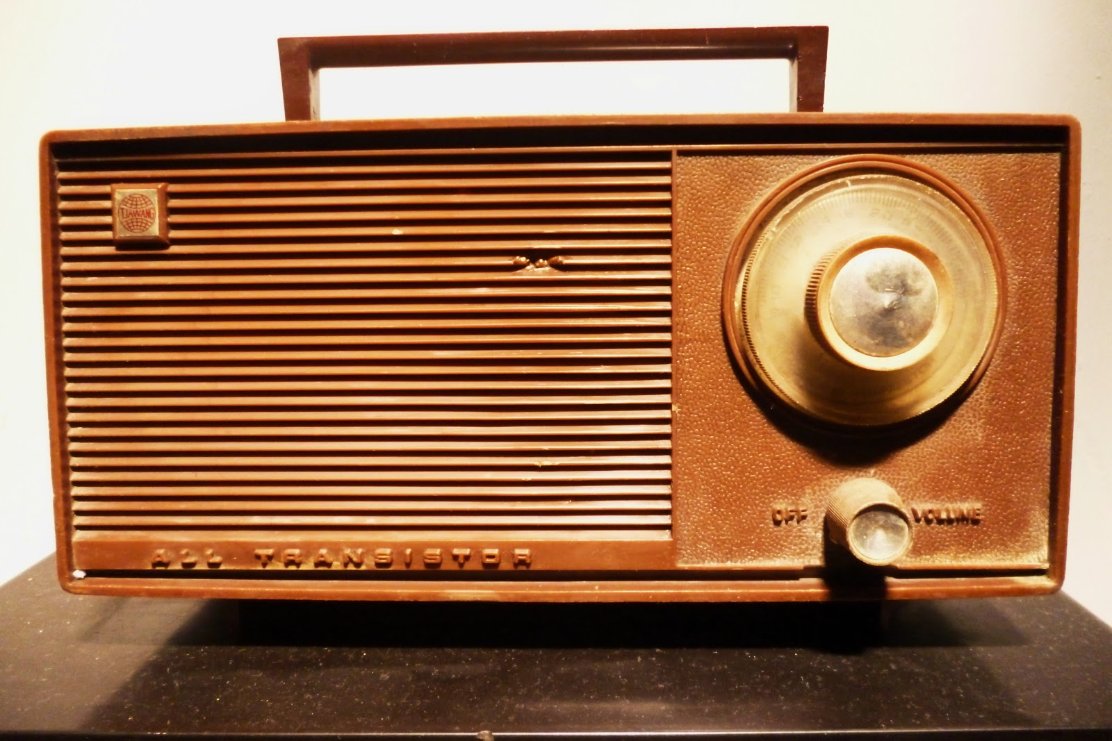 Mengenang Radio Kuno Yang Antik dan Gambarnya ~ SENI BUDAYA
