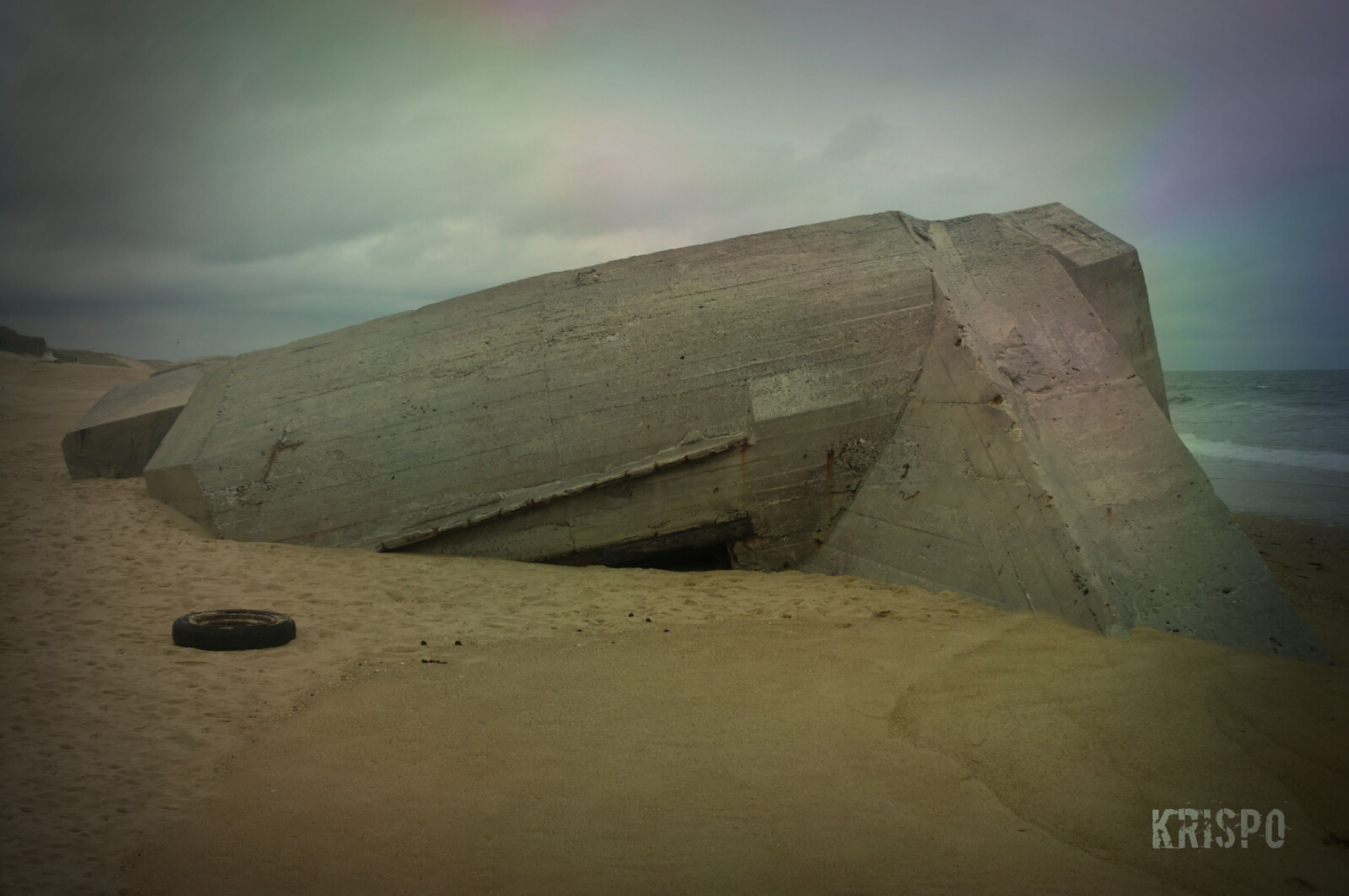 detalle de bunker enterrado en playa de las landas
