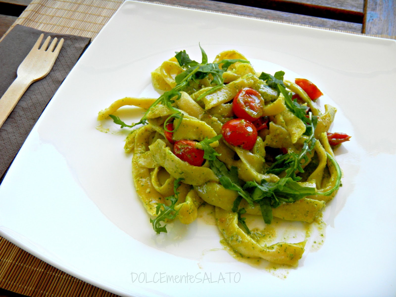 DOLCEmente SALATO Pasta con pesto di rucola e pomodorini