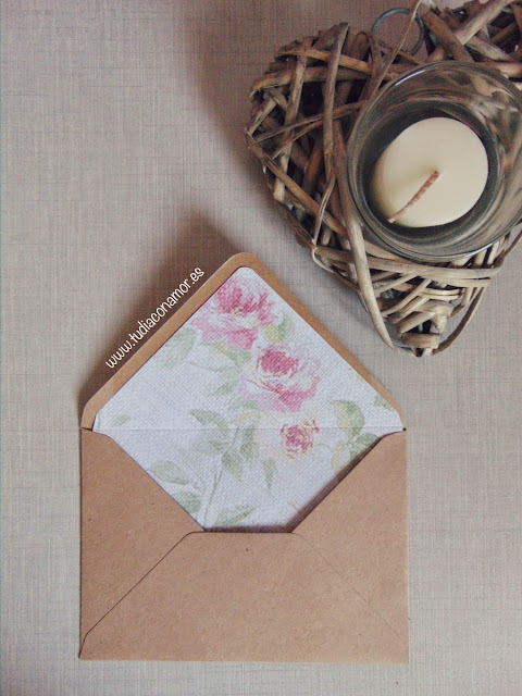 Sobre para invitaciones Sobre con solapa decorada de rosas pintadas sobre tela, un estilo shabby chic con un toque romántico