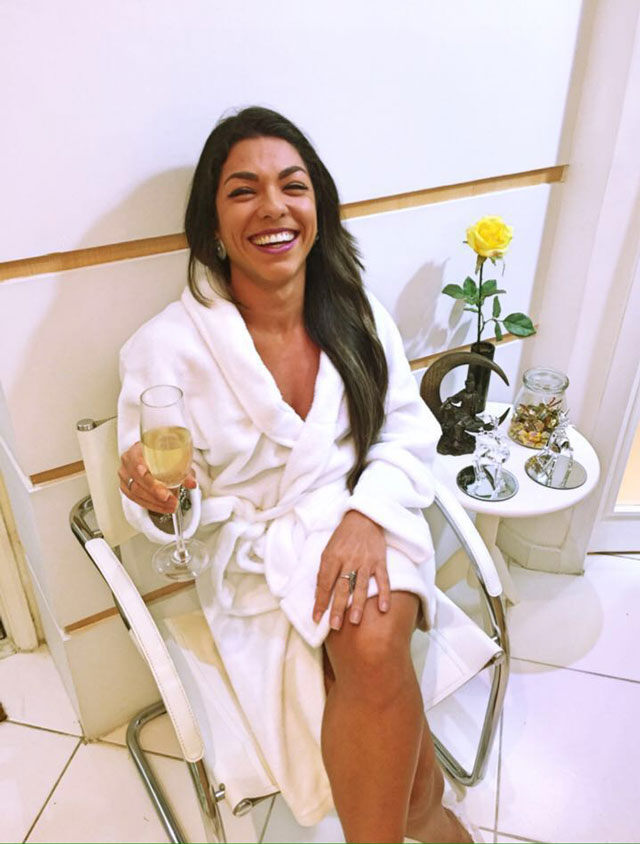 Carla Carra recebe tratamento vip em clinica de estética com direito a champagne. Foto: Arquivo pessoal