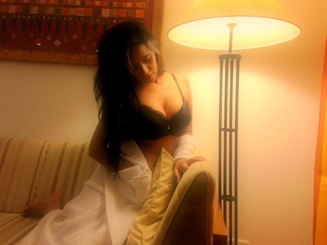 Poonam Pandey Spicy Show with hot exposing thighs & Clevage Navel Queens Poonam Pandey Spicy Show with hot exposing thighs & Clevage Navel Queens