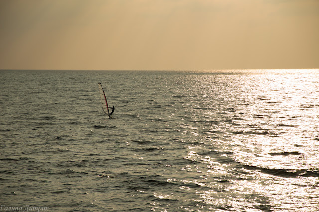 Серфер на Черном море