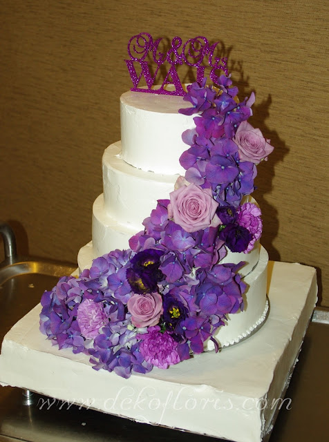 Fioletowa dekoracja kwiatowa tortu weselnego opolskie