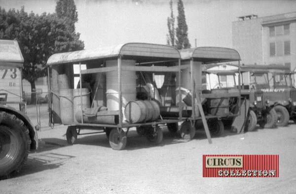 drôle de roulottes sans cotés du Cirque Barum Kreiser  servant a transporter du matériel