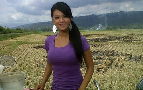 5 Artis Indonesia Berdada Besar | Global Info