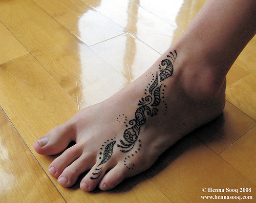 Mens Womens Fashions Mehndi or tattoos from henna is a Hindu art that 