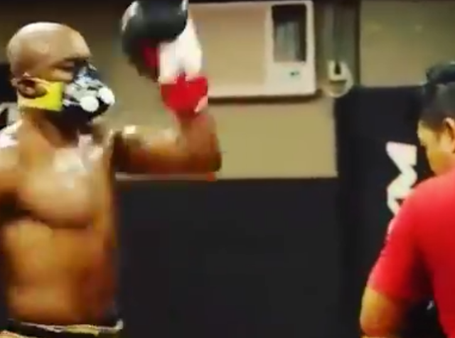 Anderson Silva testing his legs, he is back!
