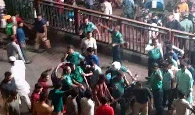 Bomb blast in Dhanmondi, two policemen injured রাজধানীর ধানমন্ডিতে 'বোমা' নিক্ষেপ, দুই পুলিশ আহত
