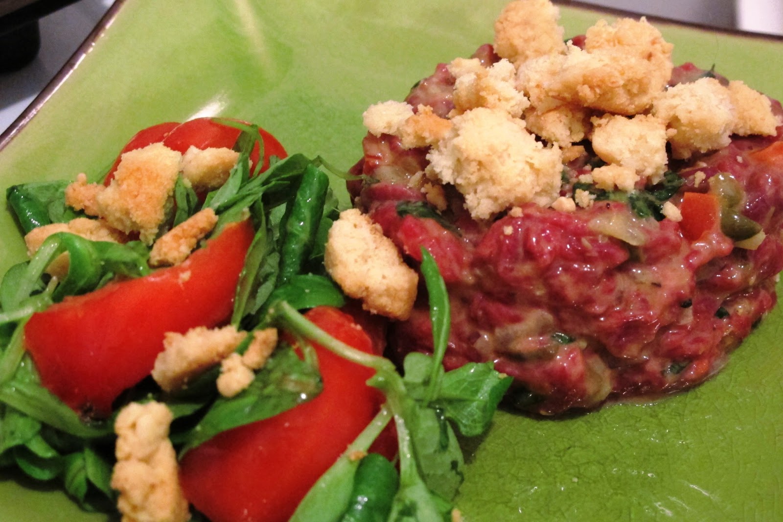 Tartare de boeuf au couteau, tomate, basilic et crumble de parmesan ...