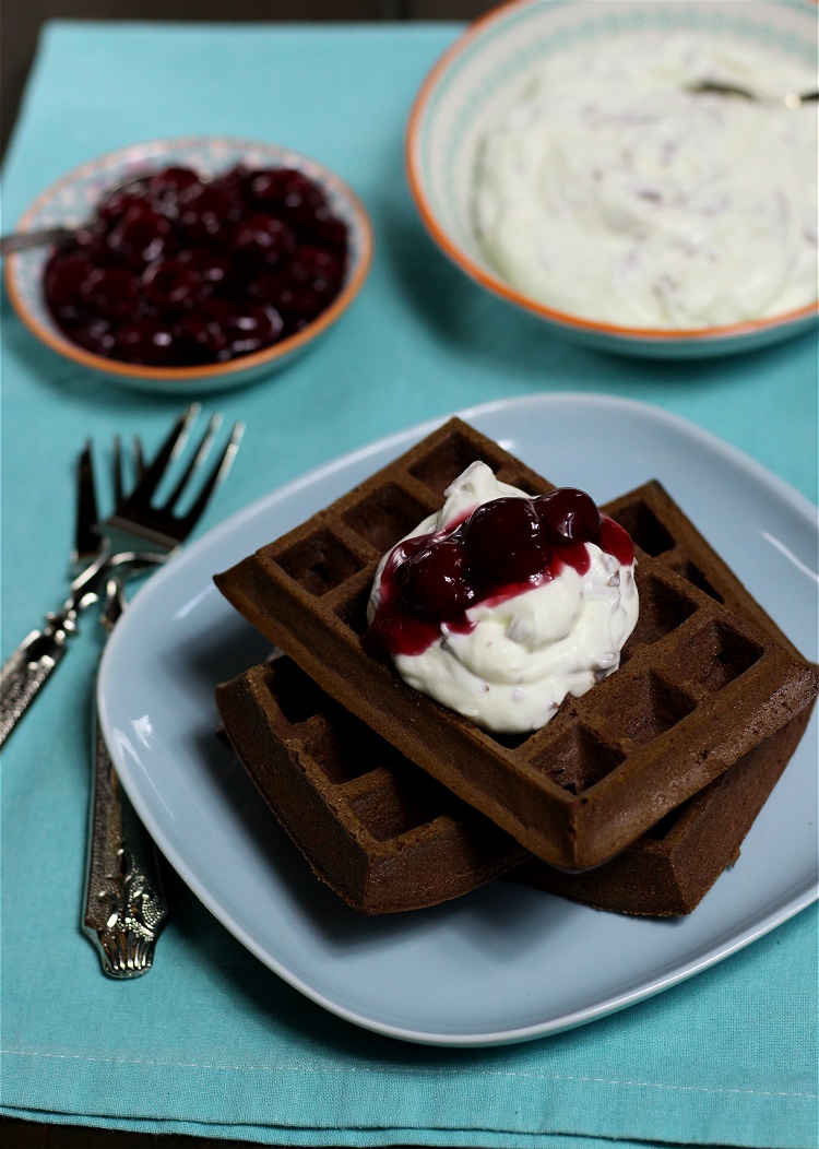 Schwarzwälder-Kirsch-Waffeln mit Quarksahne