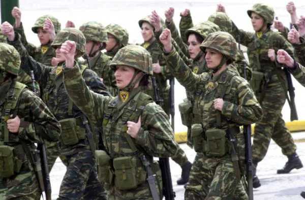 Στρατός: Θητεία έξι μηνών για τις γυναίκες 
