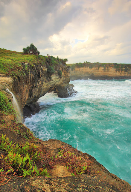 Pantai karang bolong di tanjung Klayar