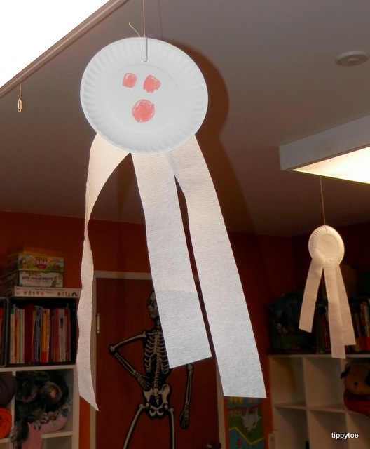 Tippytoe Crafts: Paper Plate Ghosts
