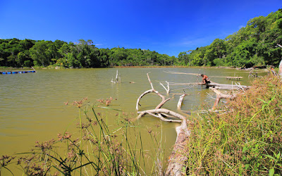 Memancing saat siang terik di danau Nefokouk Apren Memancing saat siang terik di danau Nefokau