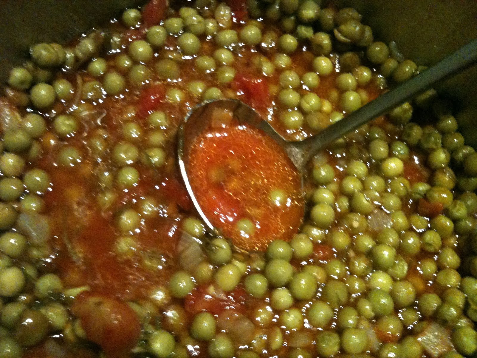 Junky Nurse: Peas In Tomato Sauce (Arakas Latheros)