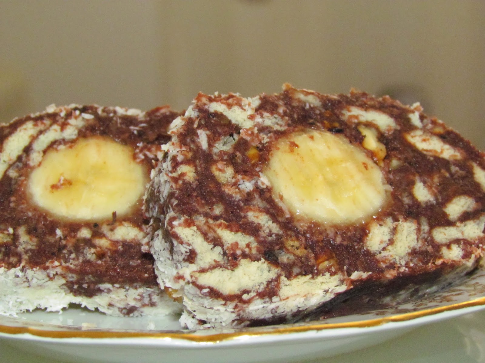 Salam de biscuiti cu banana si ciocolata alba / Biscuits baton with bananas and white chocolate