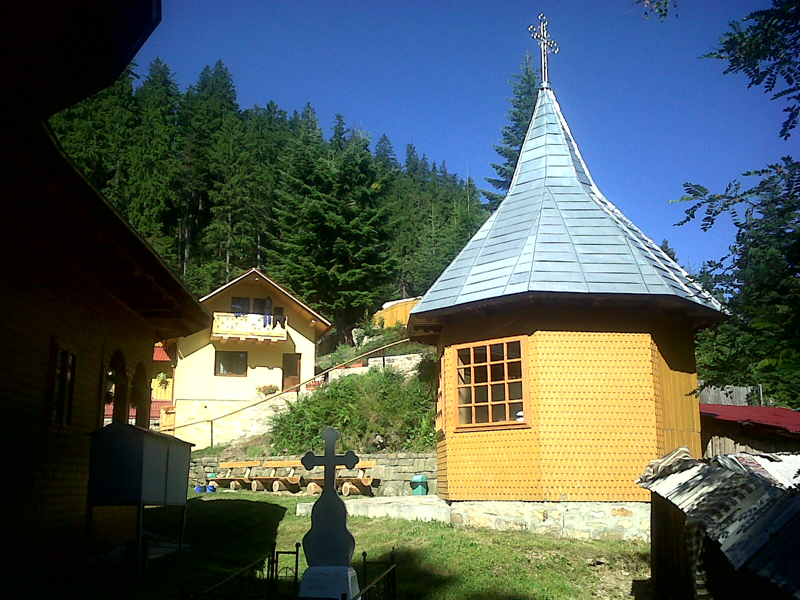 Mănăstiri în imagini Schitul Daniil Sihastrul cu hramul Sf. Prooroc Ilie Tesviteanul