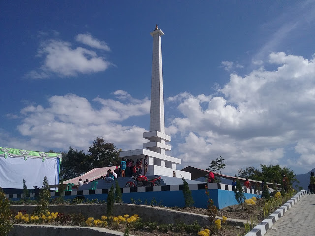 Tugu Opung Raja Pangaribuan Sitohang di Huta Sitohang Desa Parsaoran Urat Samosir Bonapasogit Tugu Opung Raja Pangaribuan Sitohang di Huta Sitohang Desa Parsaoran Urat Samosir Bonapasogit