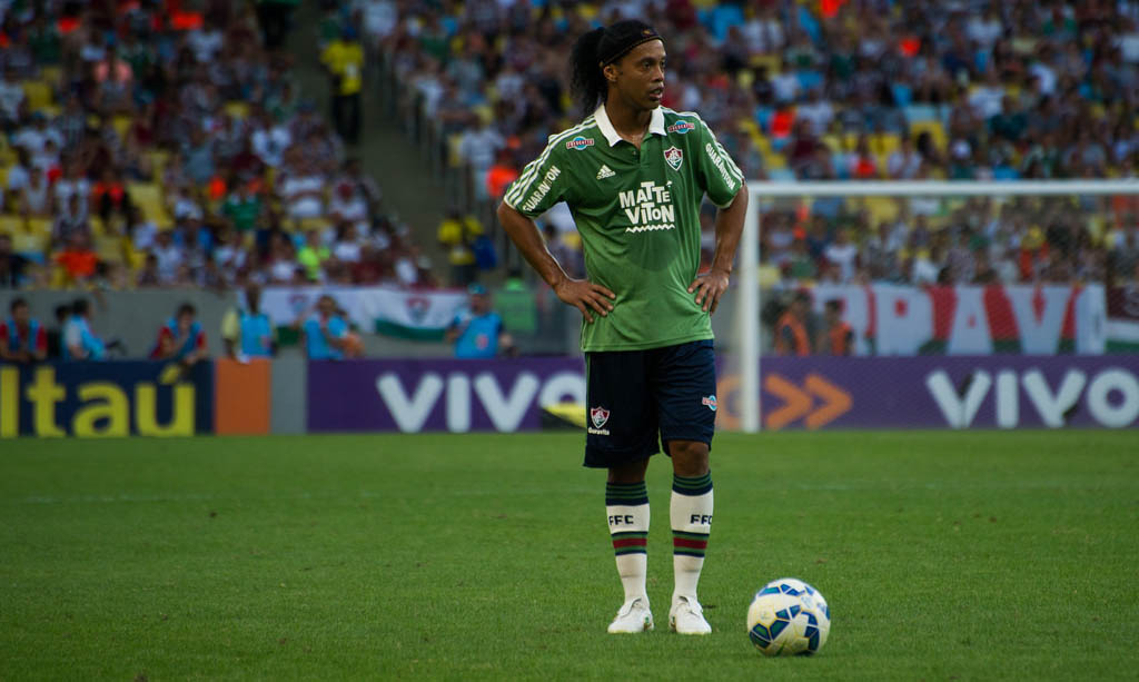 Enojado Ciencias Sociales canto Ronaldinho Debuts Nike Tiempo Legend Ronaldinho 'Touch of Gold' Boots -  Footy Headlines