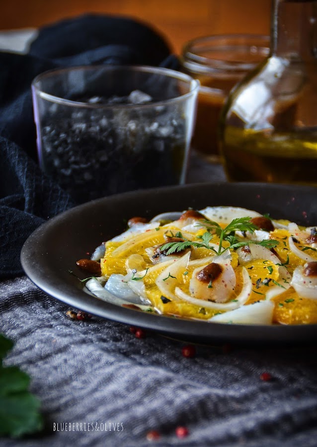 ENSALADA DE BACALAO Y NARANJA CON ALIÑO DE AJO NEGRO 