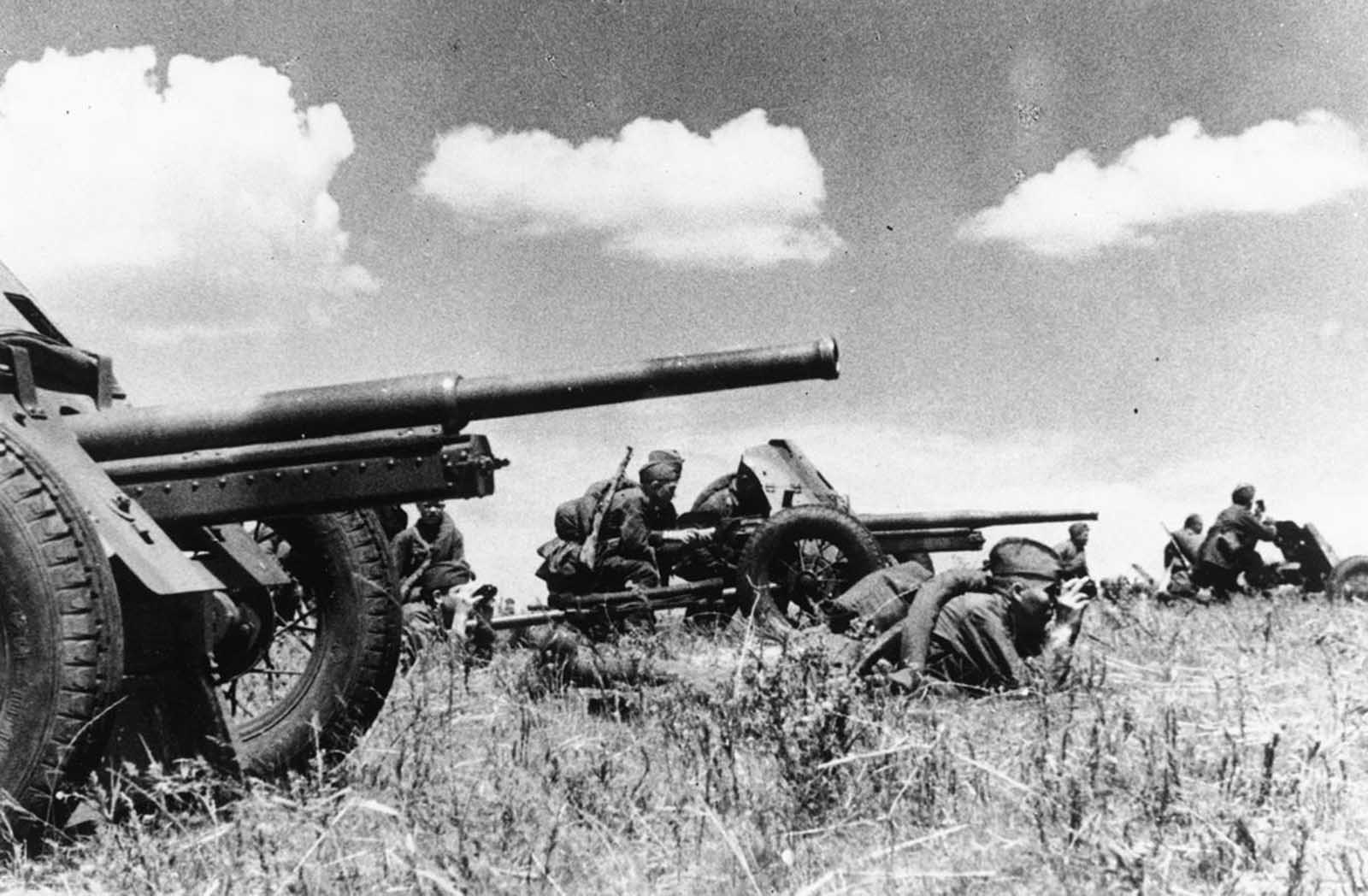 Antitank gun crews of the Red Army prepare to fire against approaching German tank units, on an unknown battlefield, on October 13, 1942, during the German invasion of the Soviet Union.
