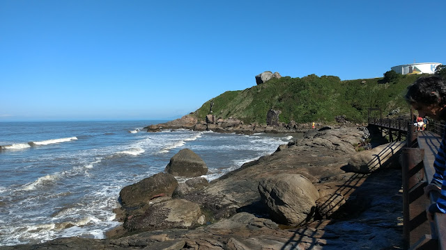 Morro do Paranambuco, a pedra do Morro do Paranambuco e vista da passarela de Anchieta