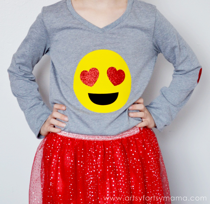 DIY Heart Eyes Emoji Shirt at artsyfartsymama.com