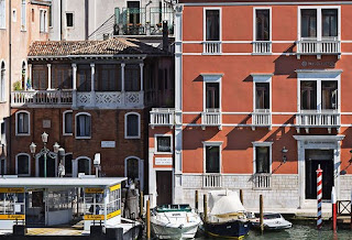 The Palazzo Barocci, now a top hotel, is only a short  distance from the Sant'Angelo vaporetto stop