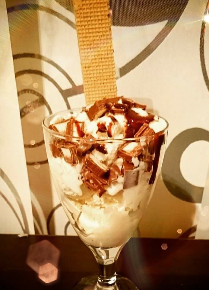 Melli&amp;#39;s Kitchen - Lecker zum Erfolg: Bananen-Joghurt-Eis mit Kinderriegel