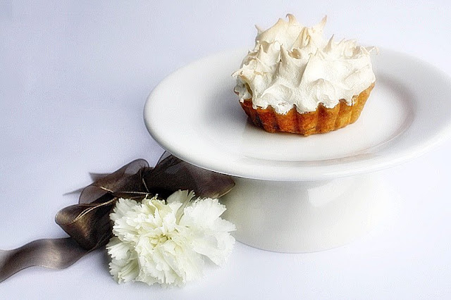 Mini tarte de lamaie cu bezea