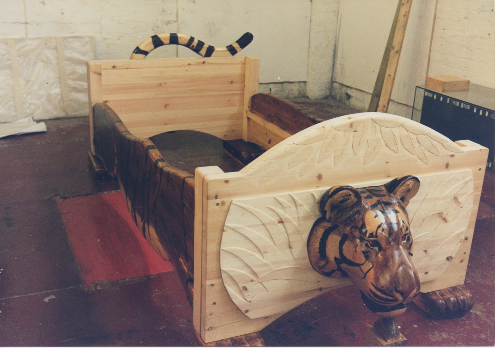 Carved Curves Tiger Bed