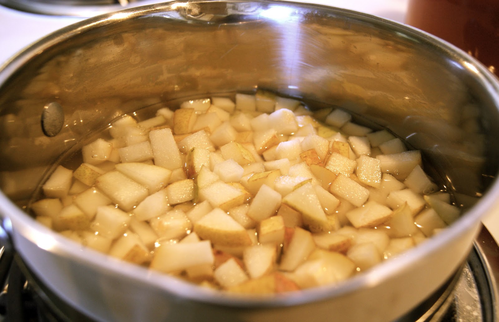 Сварить лук в молоке от чего помогает. Картошка яблоко и лук от кашля. Груша мелко нарезанный. Вареный лук от кашля.