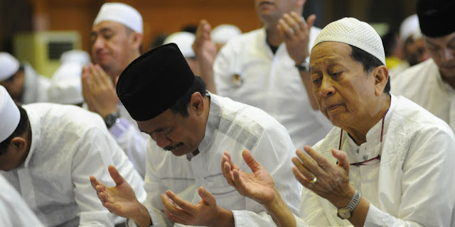 Beginilah Akhlak Mulia Pengawal Djarot Walau Dipukuli Oleh Pendukung Anies-sandi Saat Di Haul Soeharto Beginilah Akhlak Mulia Pengawal Djarot Walau Dipukuli Oleh Pendukung Anies-sandi Saat Di Haul Soeharto