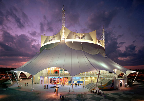 Tenda branca do Cirque du Soleil