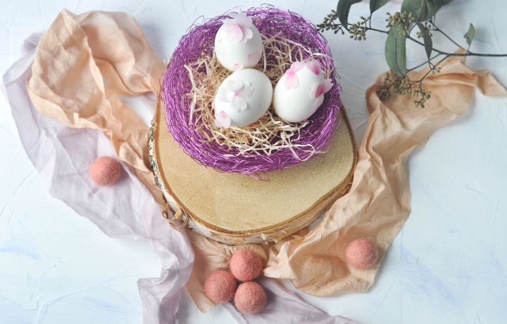 DIY Easter Eggs with cherry flower petals made of washi tape - a delicate way to decorate your home for spring and Easter