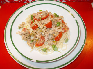 Paste (spaghete) cu ton , rosii si busuioc