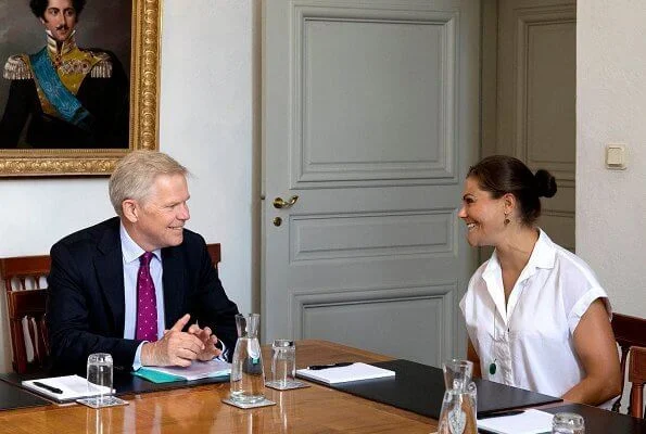 Crown Princess Victoria attend to the EU Arctic Forum. green earrings and crystal necklace