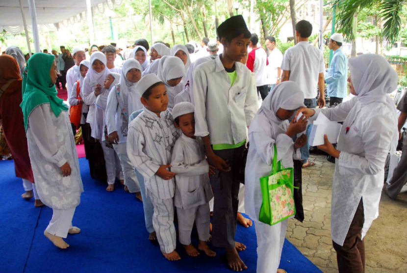 Keutamaan Bersedekah Kepada Anak Yatim Piatu