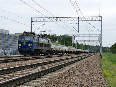 Pociąg towarowy na czele z ET22-1217 na stacji Legionowo