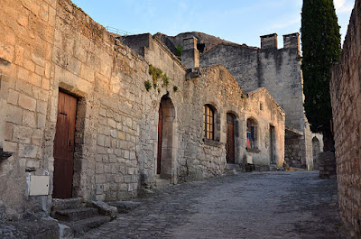 "140606 Les-Baux-08" by BlueBreezeWiki - Own work. Licensed under CC BY-SA 3.0 via Wikimedia Commons - http://commons.wikimedia.org/wiki/File:140606_Les-Baux-08.jpg#/media/File:140606_Les-Baux-08.jpg