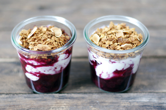 Slomo: FRÜHSTÜCK IST FERTIG: MÜSLI MIT JOGHURT UND BEEREN