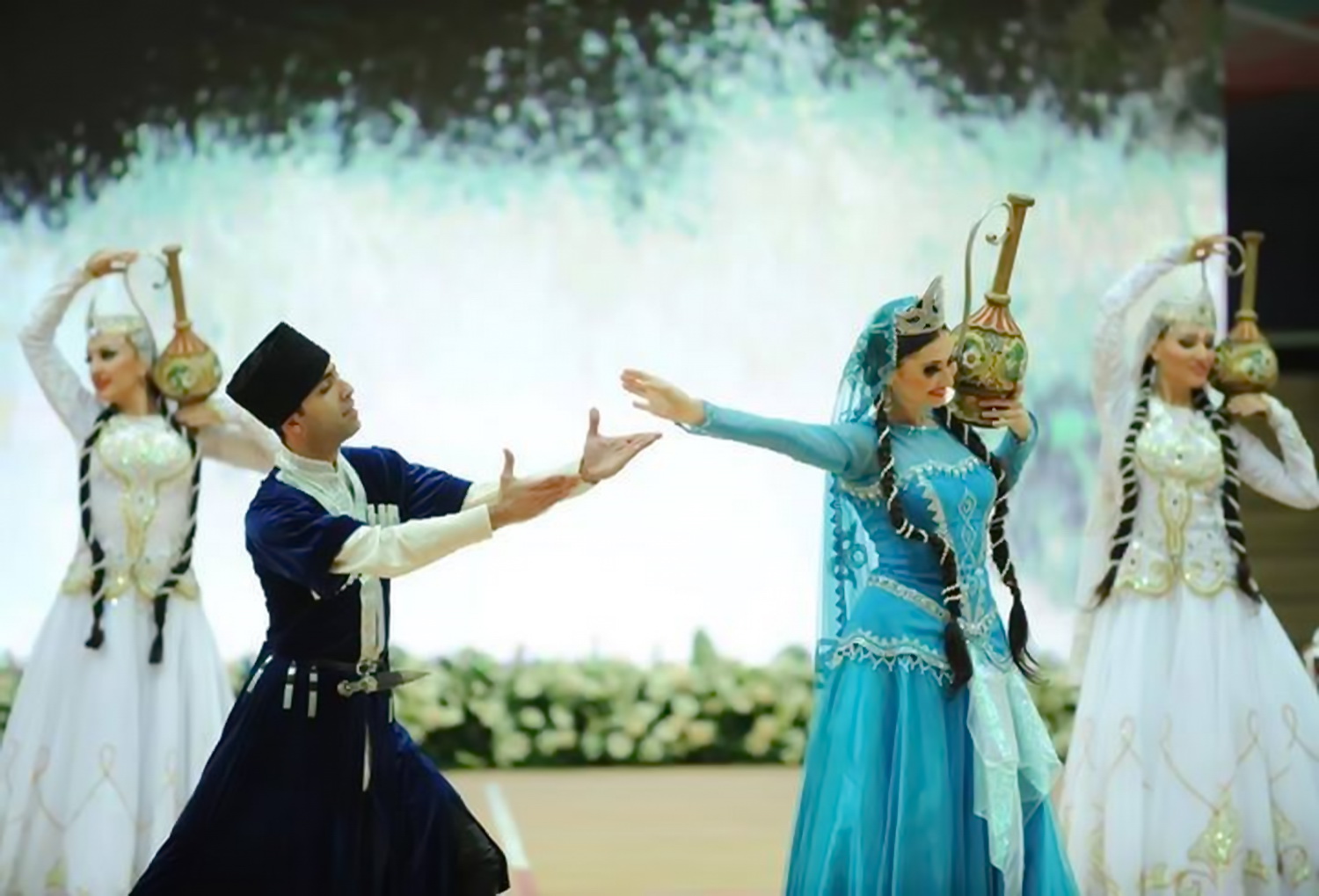Танцы азербайджана. Национальная одежда Азербайджана. Азербайджанский костюм. Азербайджанский костюм для танца. Казахский народный танец.