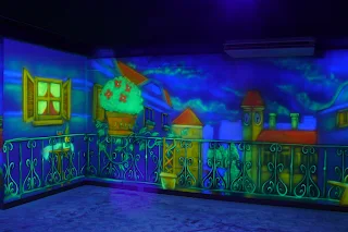 Malowanie na ścianie świecącego graffiti 3D, mural w ultrafiolecie, black light mural