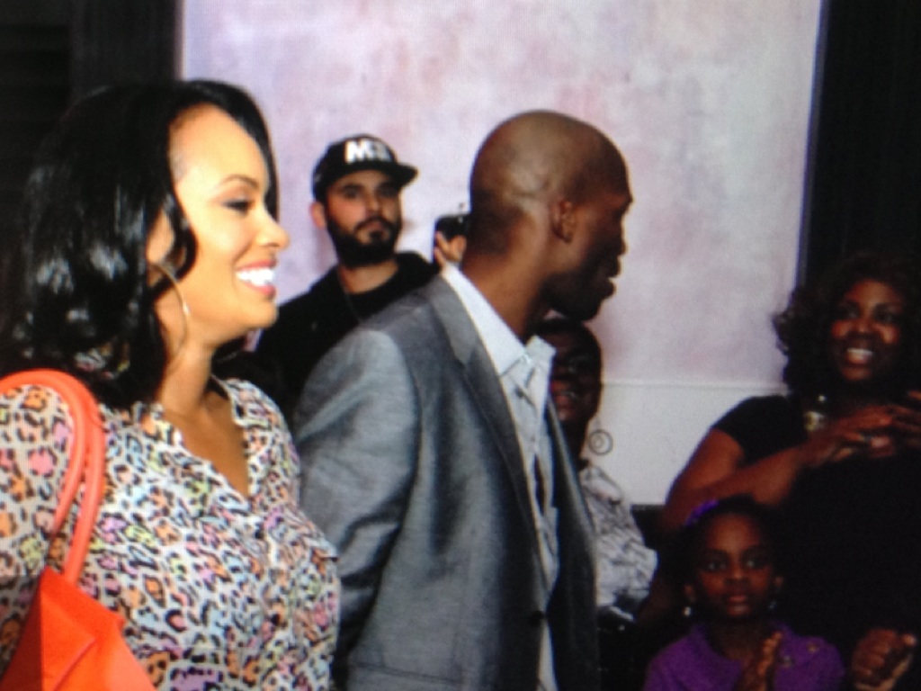 http://4.bp.blogspot.com/-C6BTpDbyKkk/UOIlPRJD-mI/AAAAAAAAbY0/STfdF41baVU/s1600/Evelyn-and-Chad-Johnson-at-Southstreet-Restaurant-in-Miami.jpg